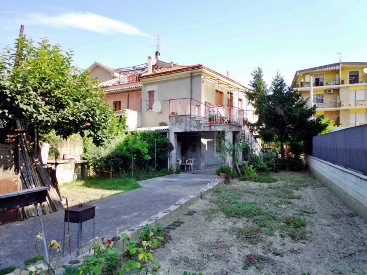 Semi-detached house for sale in via luca da penne  in Scalo Stazione-Centro area at Chieti - 757643 foto 2