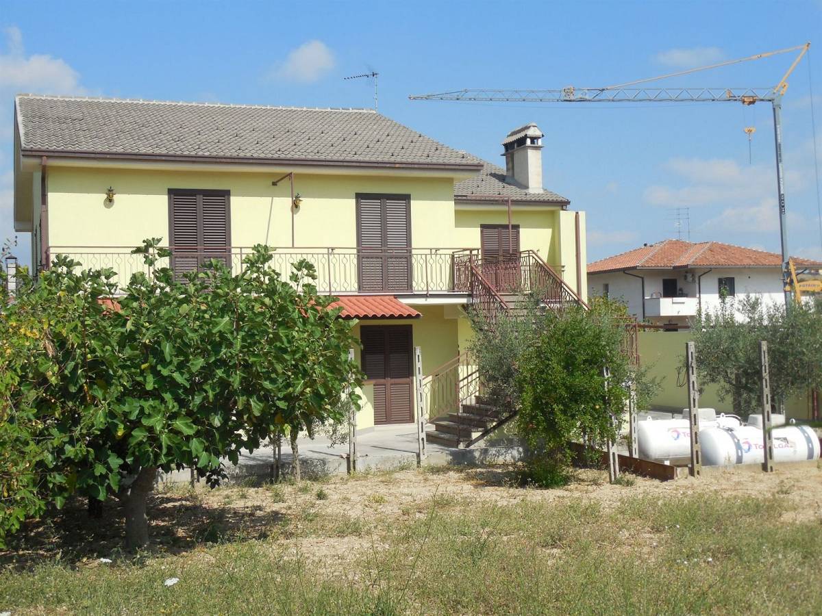 Two family house for sale in Via Pietrara 42  at Lettomanoppello - 5101516 foto 1