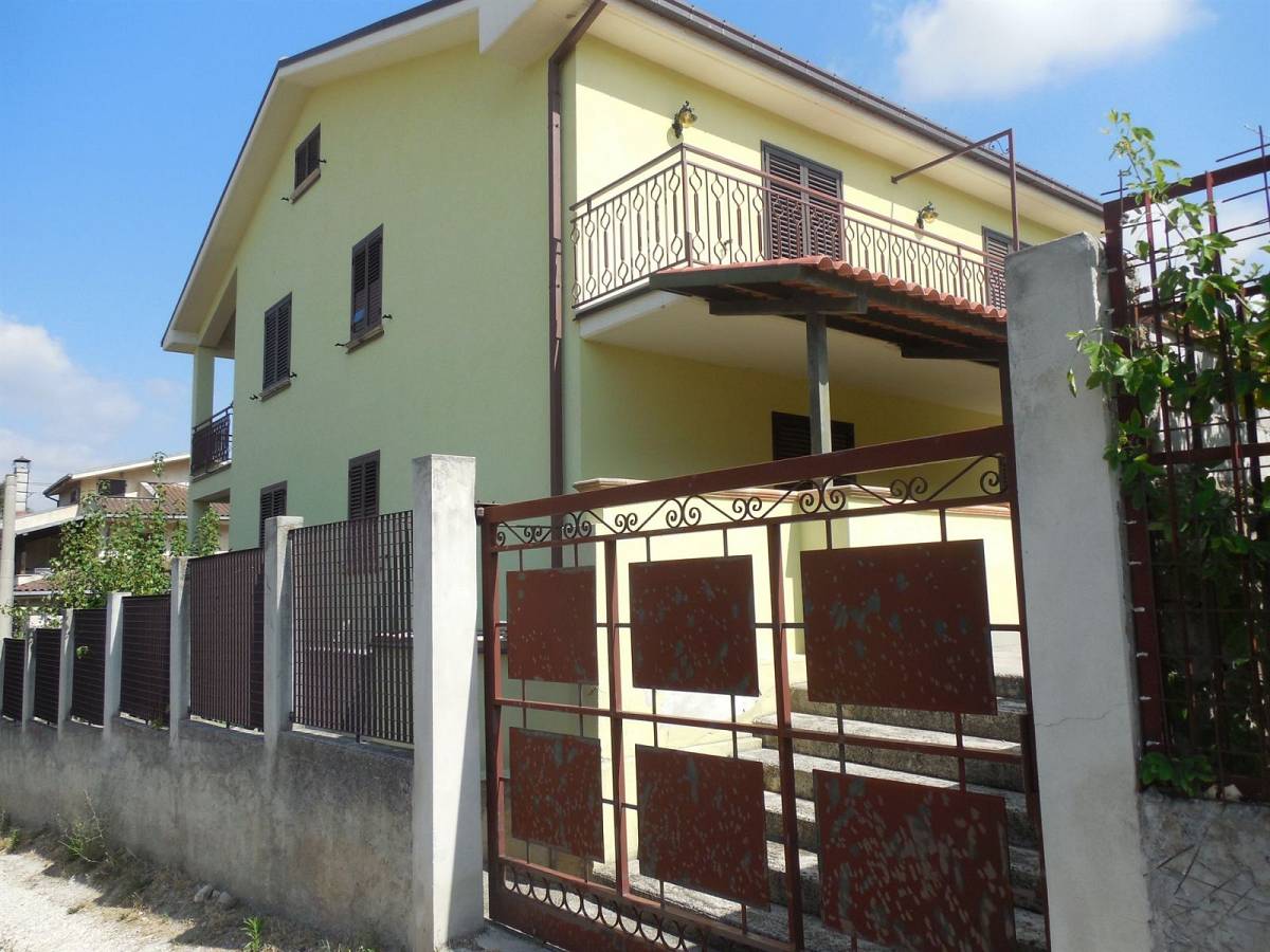 Villa bifamiliare in vendita in Via Pietrara 42  a Lettomanoppello - 5101516 foto 2