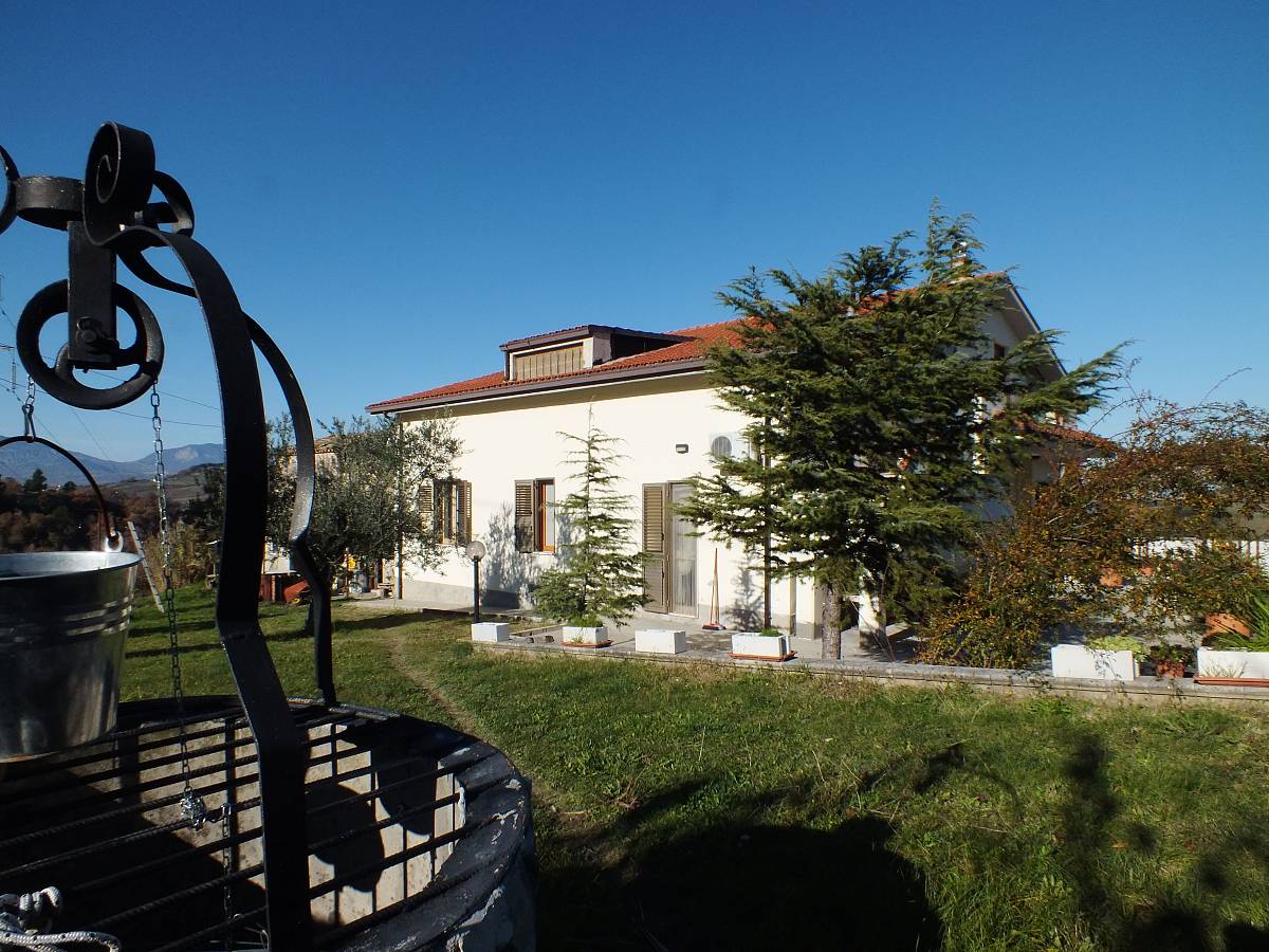 Villa for sale in Via Carluzzi  in Paese - Centro Storico area at Manoppello - 1190984 foto 1