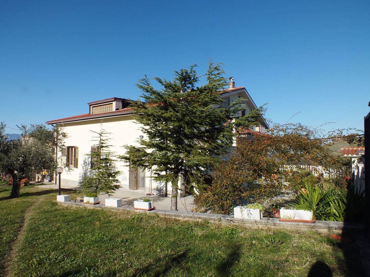 Villa for sale in Via Carluzzi  in Paese - Centro Storico area at Manoppello - 1190984 foto 2