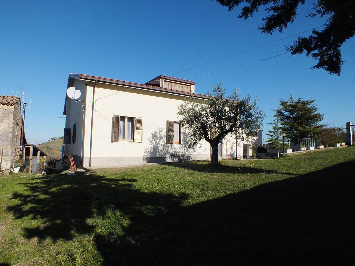 Villa for sale in Via Carluzzi  in Paese - Centro Storico area at Manoppello - 1190984 foto 5