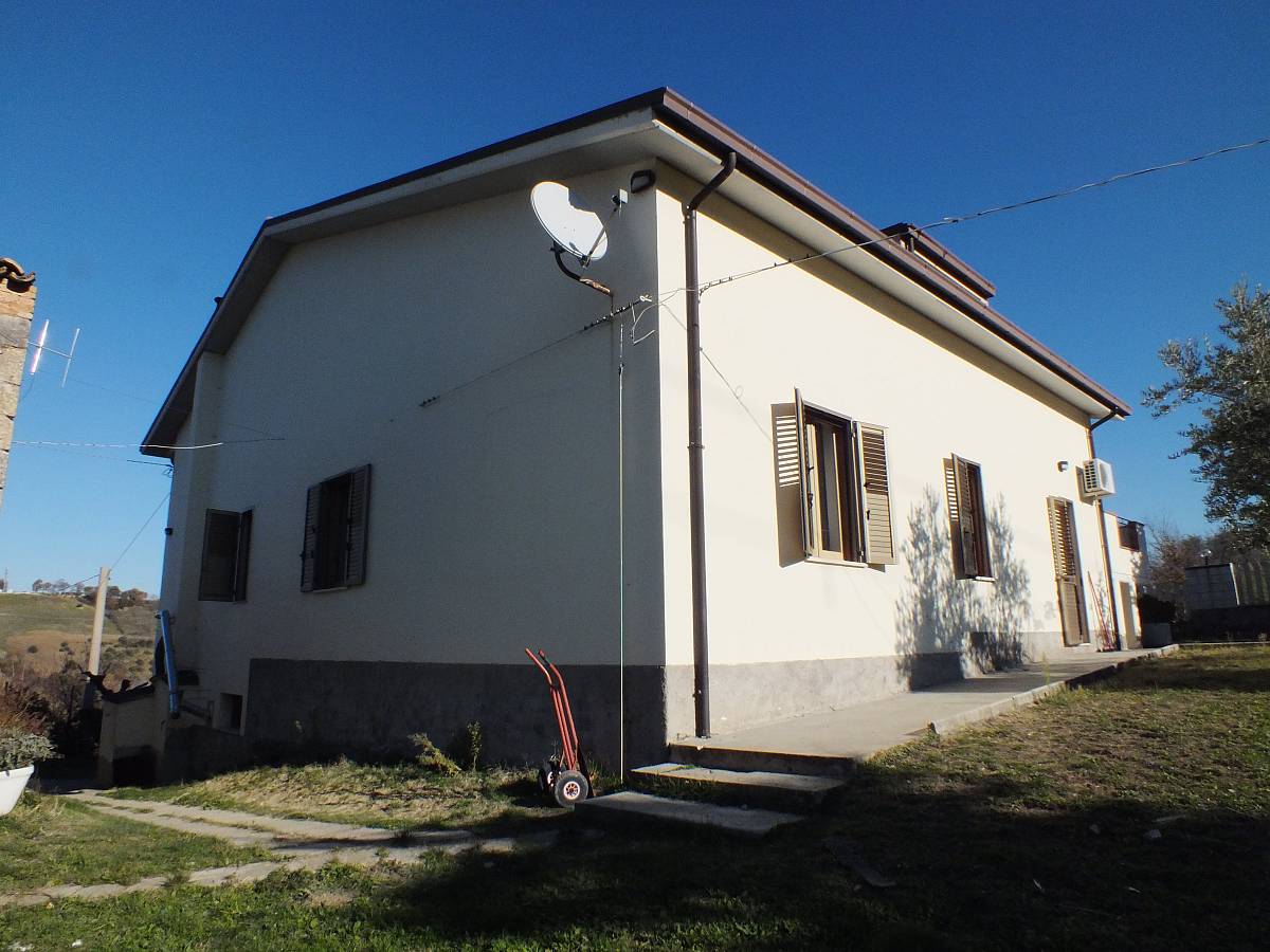 Villa for sale in Via Carluzzi  in Paese - Centro Storico area at Manoppello - 1190984 foto 6