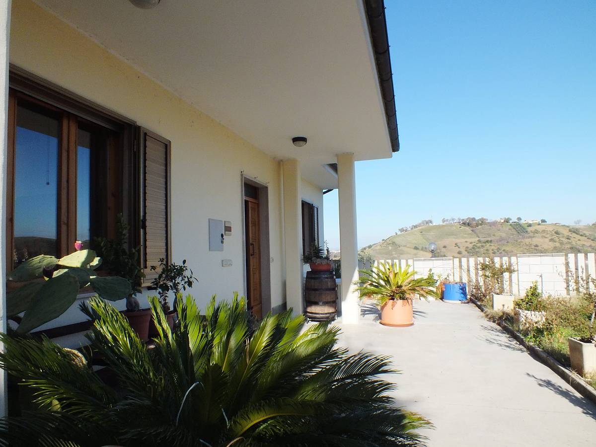 Villa for sale in Via Carluzzi  in Paese - Centro Storico area at Manoppello - 1190984 foto 9