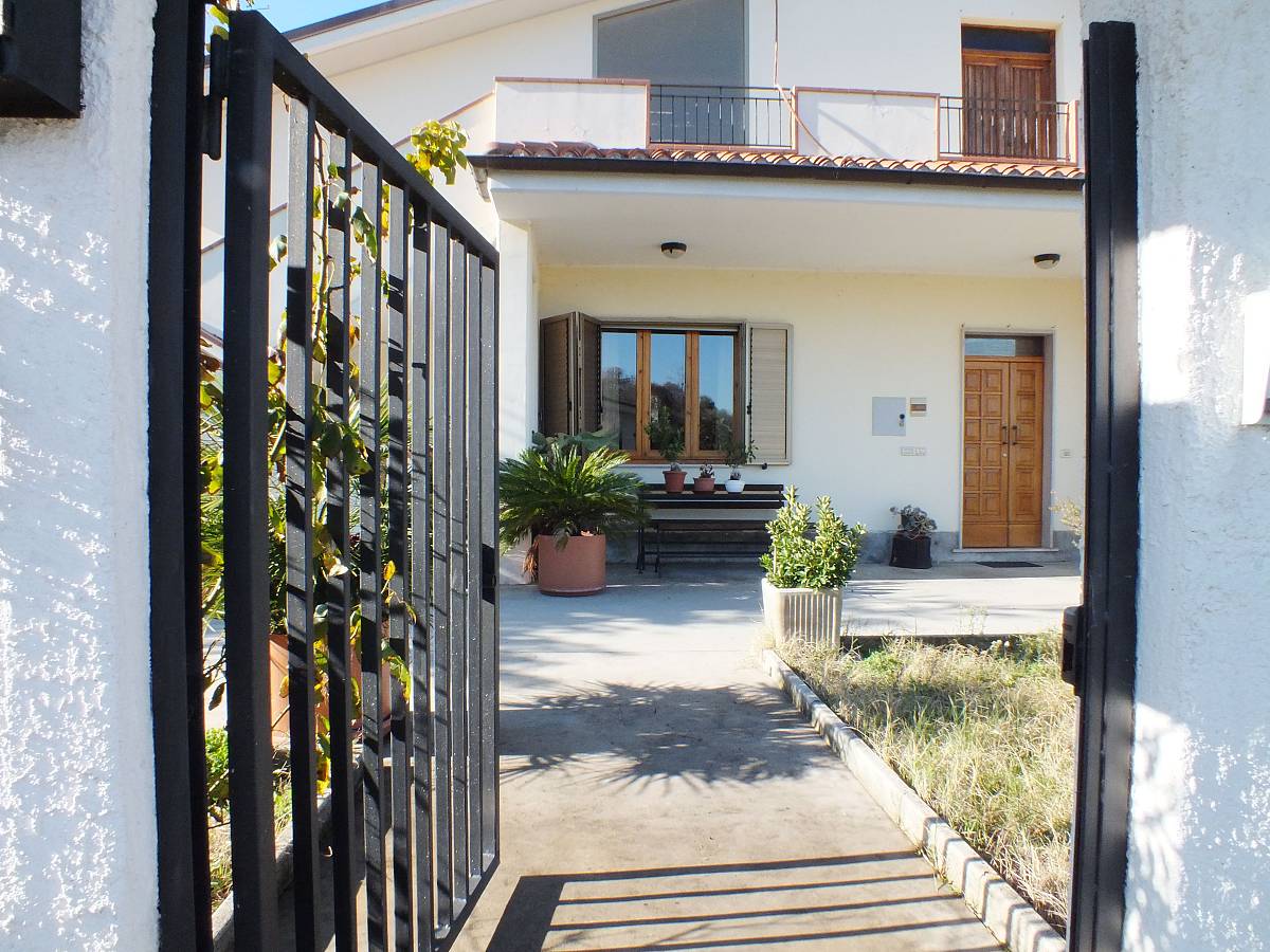 Villa for sale in Via Carluzzi  in Paese - Centro Storico area at Manoppello - 1190984 foto 10