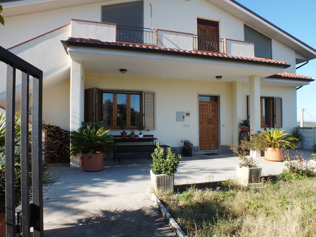 Villa for sale in Via Carluzzi  in Paese - Centro Storico area at Manoppello - 1190984 foto 11