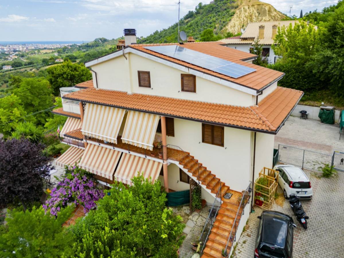 Four family house for sale in   in San Giovanni Alta area at San Giovanni Teatino - 3379138 foto 1