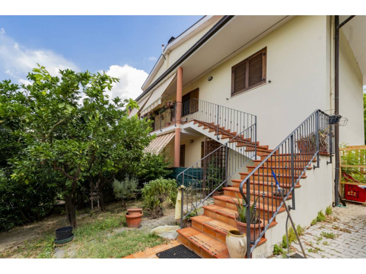 Four family house for sale in   in San Giovanni Alta area at San Giovanni Teatino - 3379138 foto 4