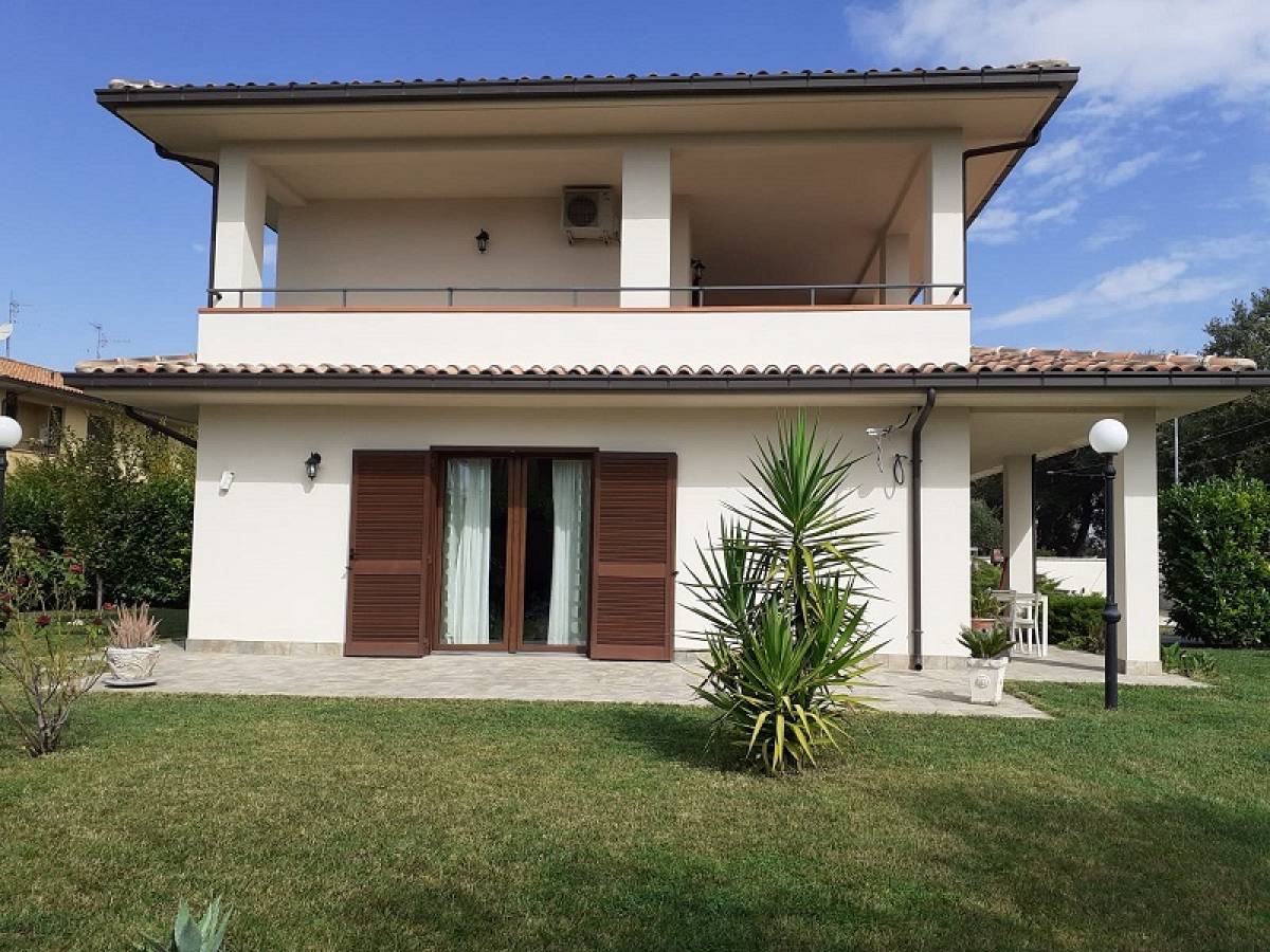 Villa for sale in   at Rosciano - 3697354 foto 1